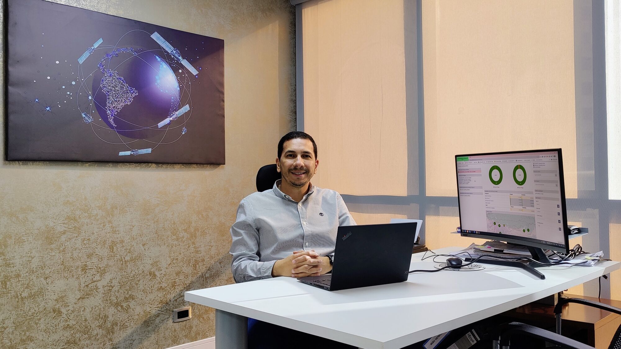 Jesus_Palacio_sittingatdesk2